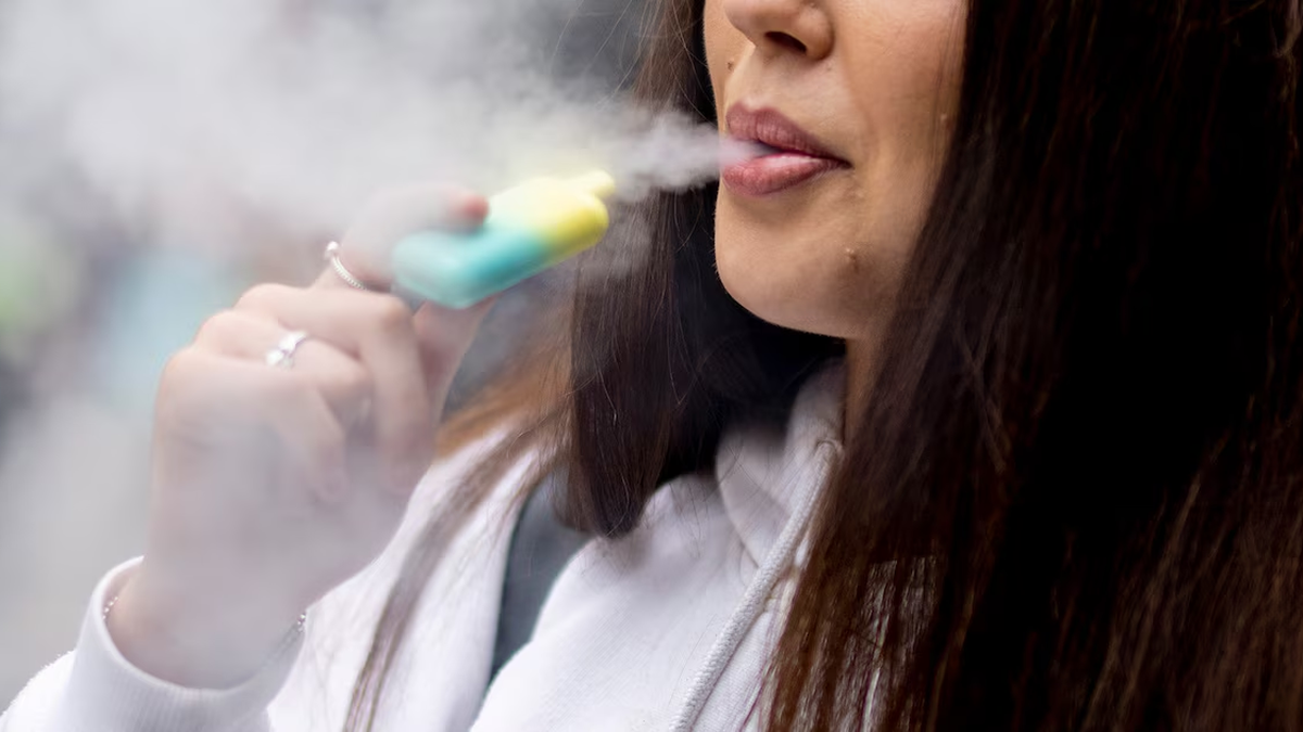 Inglaterra: dos gemelas de 13 años fueron hospitalizadas tras consumir un vapeador adulterado