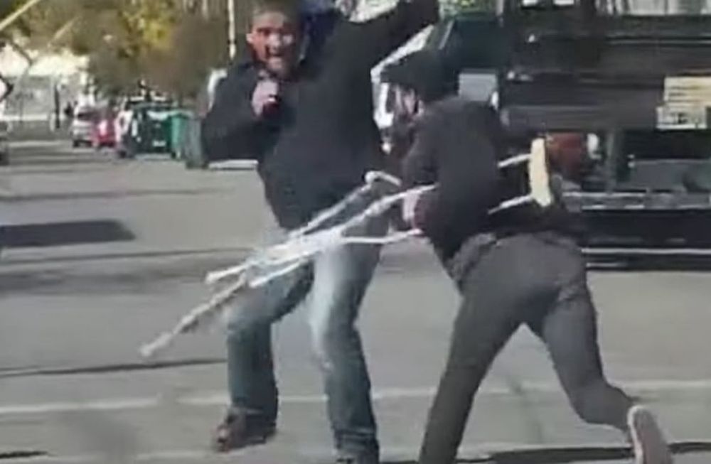 Milagro de Pergamino: simulaba ser paralítico pero salió corriendo en medio de una pelea.