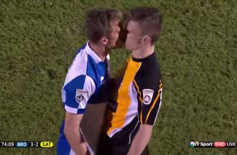 En plena pelea el jugador decidió besar a su rival
