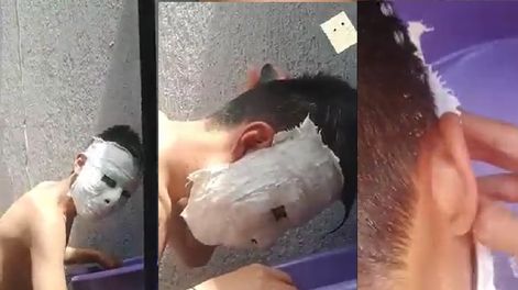 A un chico le dieron de tarea hacer una máscara de yeso, al realizarla se le quedó pegada en el rostro y no pudo despegarla.