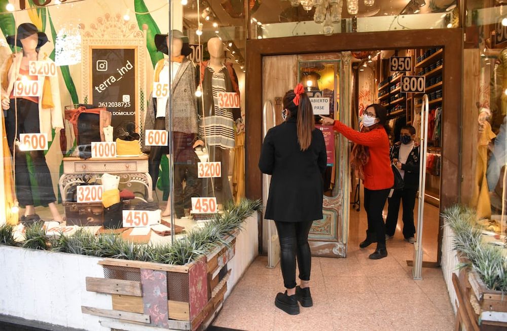 De acuerdo a mediciones privadas, una familia promedio gasta unos $ 1.950 al mes en ropa y calzado.Foto: Mariana Villa / Los Andes