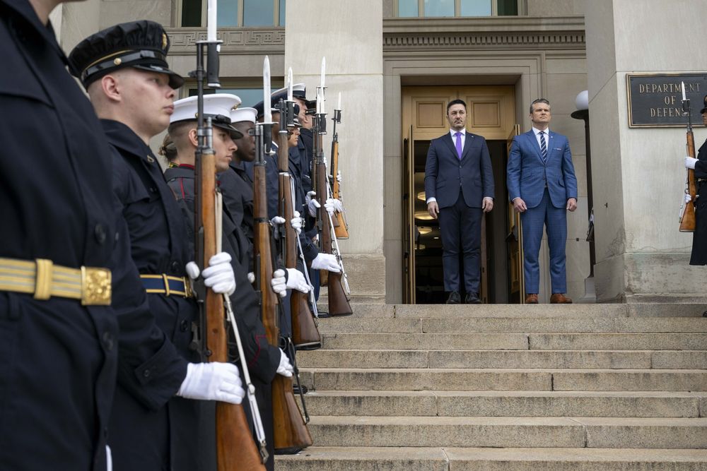 Luis Petri y el secretario de Defensa de Estados Unidos, Pete Hegseth.