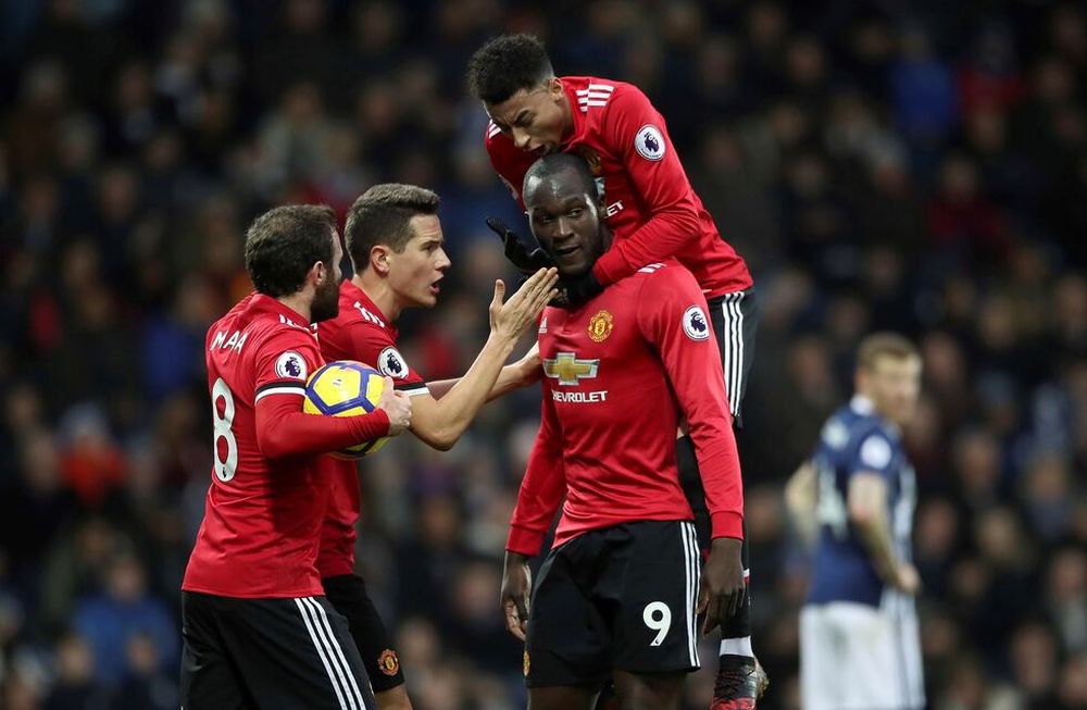 El Manchester United le ganó al West Bromwich y achicó distancia con el líder City