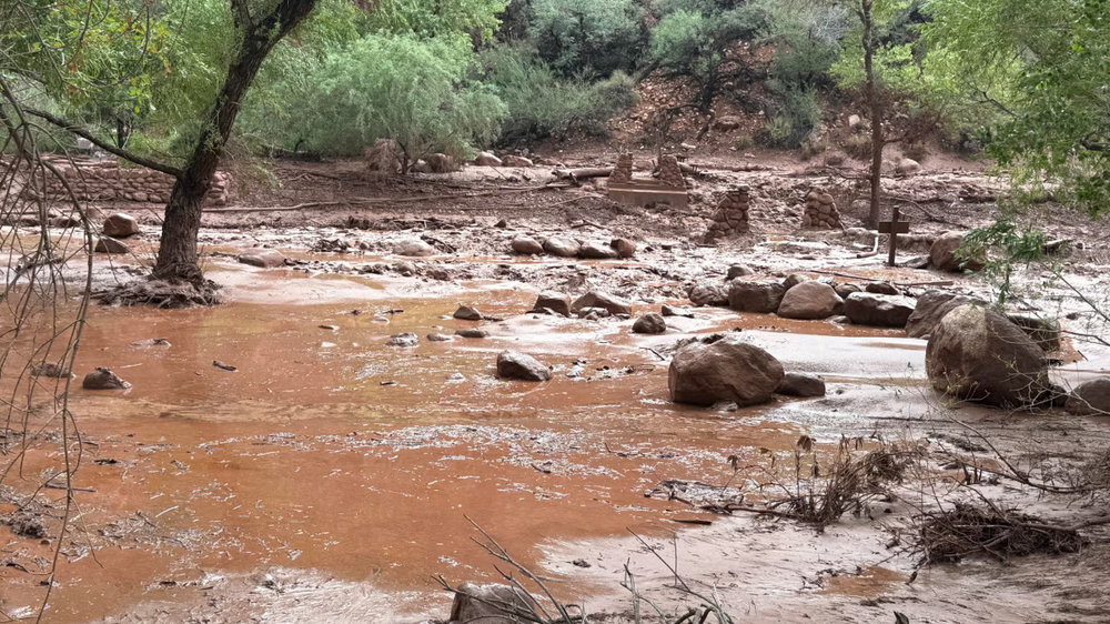 Foto que muestra los restos de los pilares de un puente de piedra destruido debido a una crecida repentina del arroyo Bright Angel en Arizona (EE.UU.).