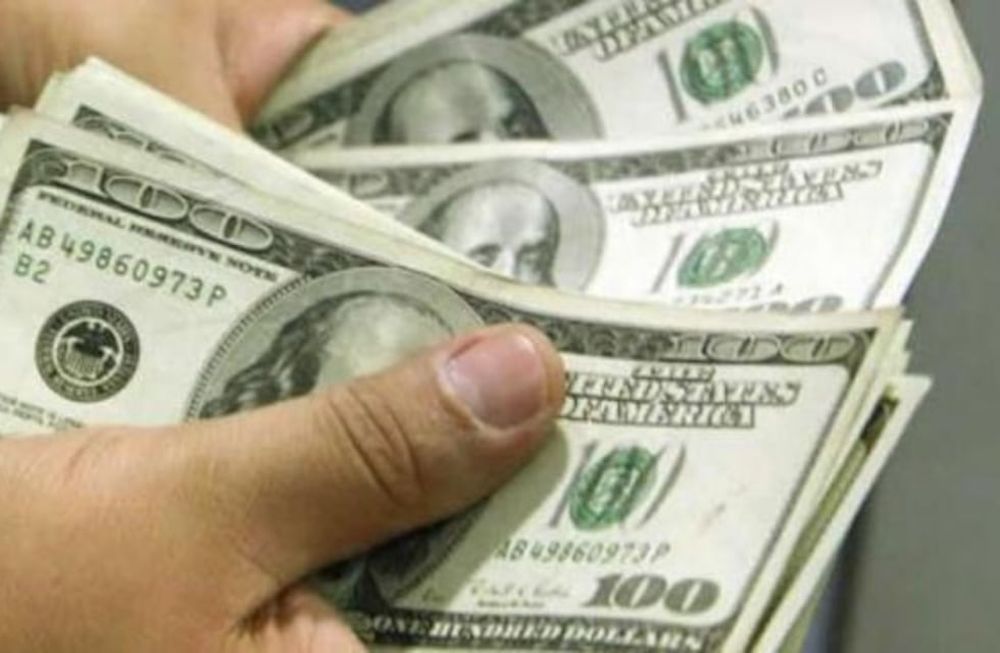 La medida busca desalentar la compra de bonos para hacerse con dólares, con el objetivo de contener la brecha cambiaria