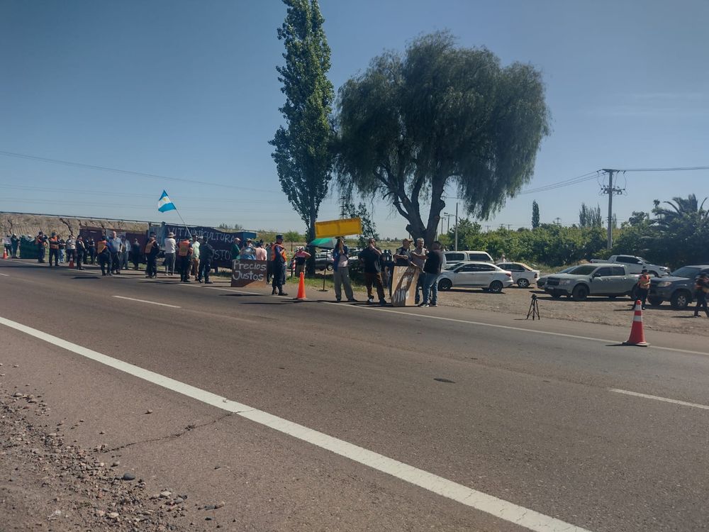 Productores reclamaron en la ruta 7, en San Martín Productores reclamaron en la ruta 7, en San Martín