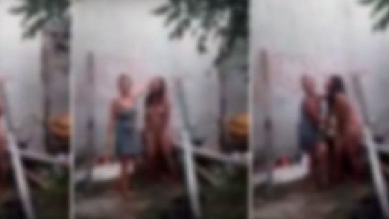 La filmación debió ser difuminada debido a que la victima aparece completamente desnuda. Las dos hermanas quemaron su ropa y la agredieron.