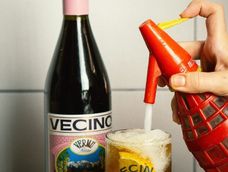 Con una receta que honra el pasado, este vermut desarrolla la experiencia de cercanía. Esta bebida premiada en Europa ha logrado equilibrio con el gusto actual. Con una receta que honra el pasado, este vermut desarrolla la experiencia de cercanía. Esta bebida premiada en Europa ha logrado equilibrio con el gusto actual.