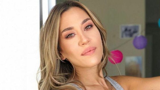 Los looks ratoneros de Jimena Barón mientras hace los quehaceres del hogar