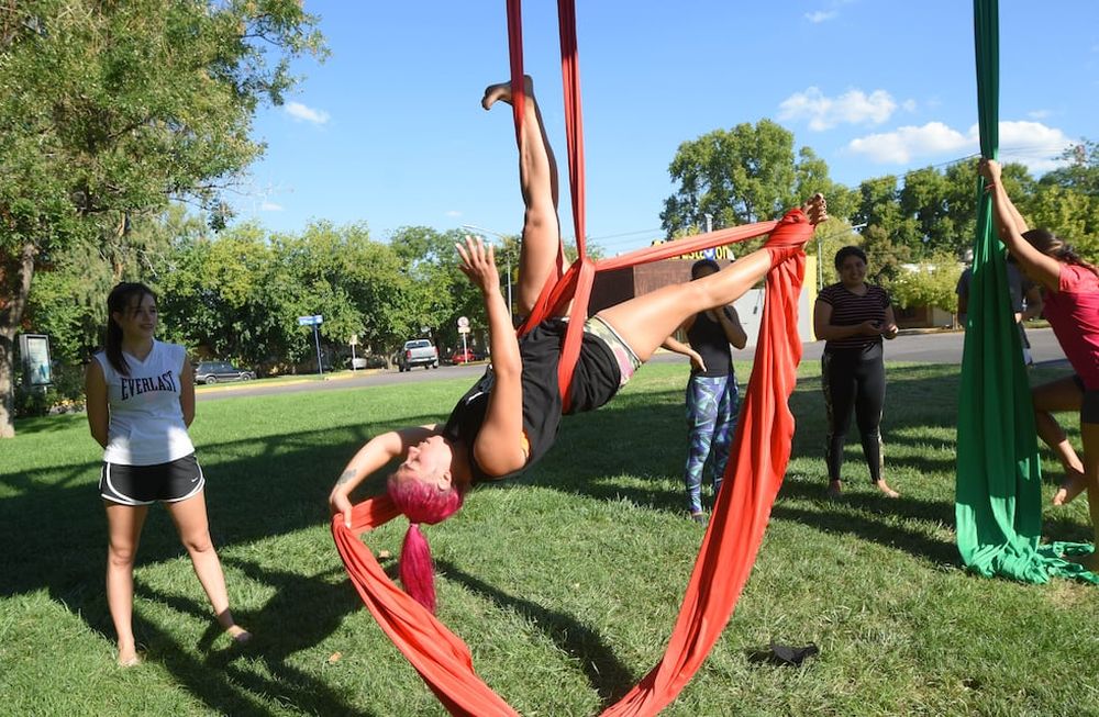 Los talleres de acrobacia en tela son una de las herramientas empleadas para contener a los jóvenes de la comuna y facilitarles la expresión artística. Foto: José Gutiérrez / Los Andes