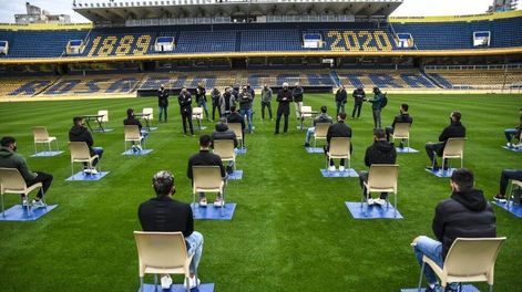 Todos los futbolistas separados a las distancias establecidas por protocolo / Gentileza: Prensa Rosario Central).