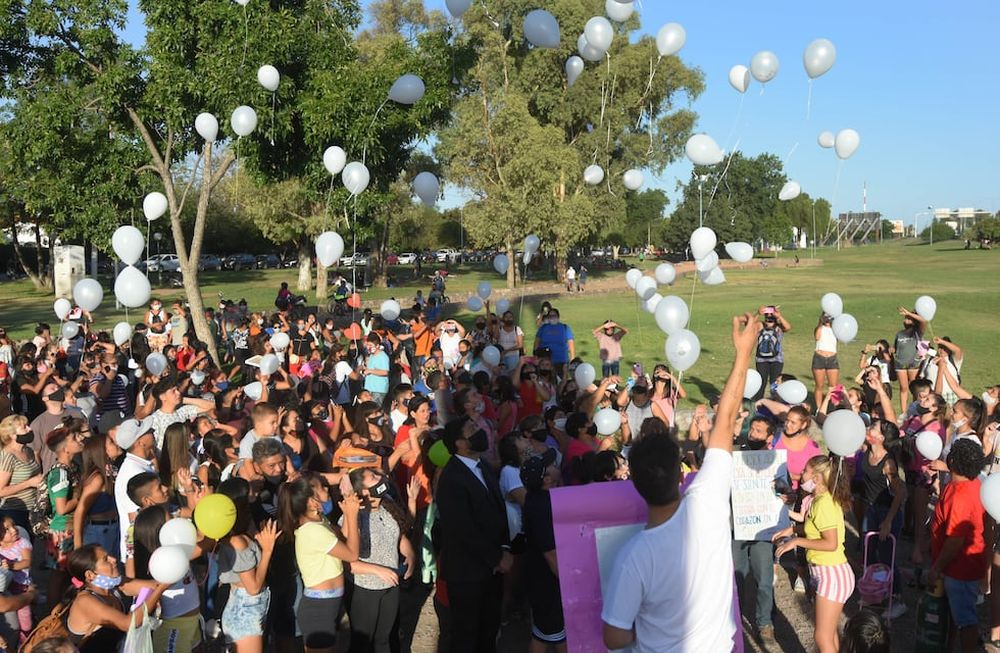 Familiares y amigos de Florencia la recordaron ayer con una suelta de globos en el predio de la Virgen, en Guaymallén. Foto: José Gutierrez / Los Andes