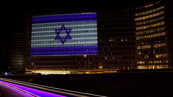 La bandera de Israel en el Berlaymont, la Comisión Europea, el poder ejecutivo de la Unión Europea (UE), con sede en Bruselas, luego de los ataques terroristas de Hamás en todo el territorio israelí.