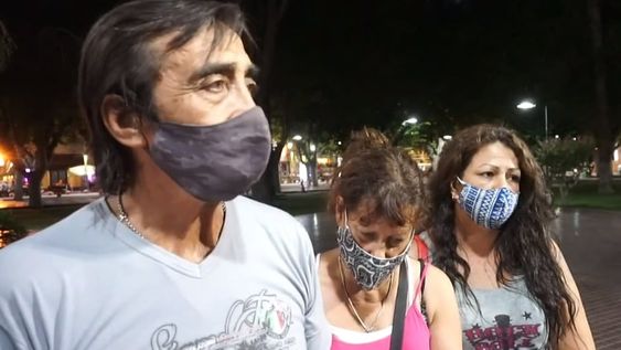 Los padres y la pareja del fallecido en diálogo con la prensa del Este provincial. Reclaman justicia. /Gentileza Ciudad FM