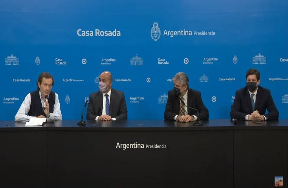 El jefe de Gabinete, Juan Manzur; el ministro de Ciencia, Tecnología e Innovación Daniel Filmus, en una conferencia de prensa en la Casa Rosada. Acompañan el secretario de Asuntos Estratégicos, Gustavo Beliz; y el presidente de la Agencia Nacional de Promoción de la Investigación, el Desarrollo Tecnológico y la Innovación (Agencia I+D+i), Fernando Peirano.