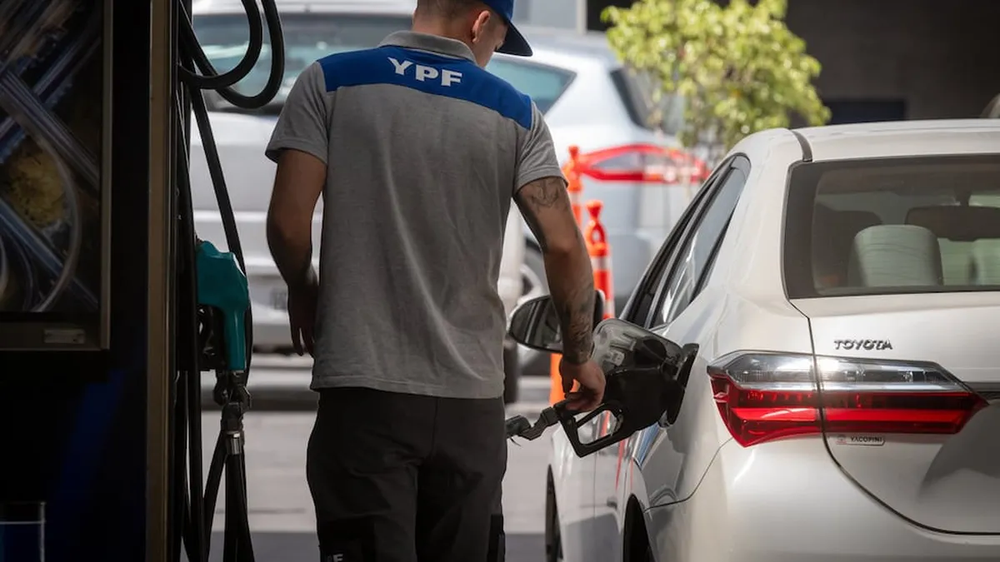 YPF prepara un sistema para subir y bajar el precio de la nafta durante el día según sus ventas.