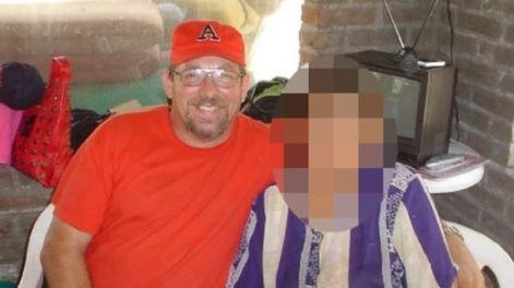 La víctima en una foto familiar. Moya vivía con su esposa y un hijo.