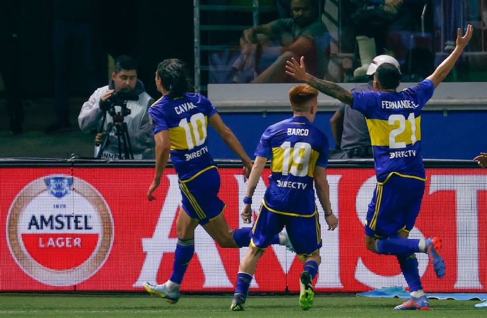 AMDEP019. SAO PAULO (BRASIL), 05/10/2023.- Edinson Cavani (i) de Boca Juniors celebra su gol hoy, en un partido de las semifinales de la Copa Libertadores entre Palmeiras y Boca Juniors en el estadio Allianz Parque en Sao Paulo (Brasil). EFE/ Sebastiao Moreira