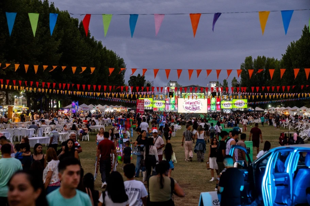Sabores del mundo y cocina local: food trucks y stands gastronómicos fueron una de las paradas obligadas de la tercera noche.
