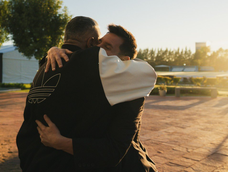 El fraternal abrazo entre Chiqui Tapia y Lionel Messi. El fraternal abrazo entre Chiqui Tapia y Lionel Messi.