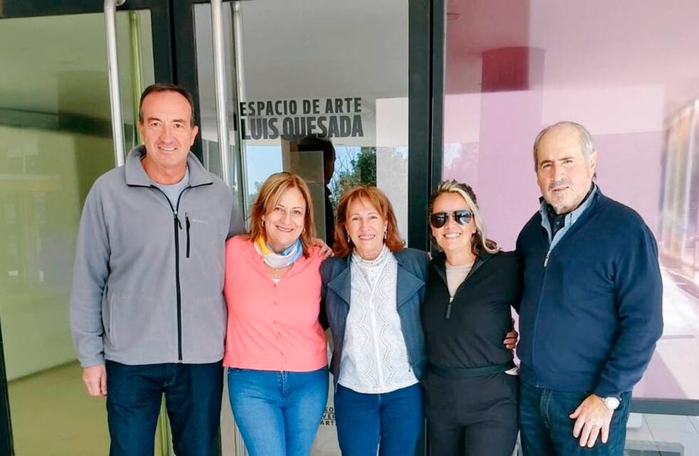 Los aspirantes del Interclaustro todos abrazados, anunciaron la candidatura de una de ellos. Gabriel Fidel, Claudia García, la ungida candidata Esther Sánchez, Fernanda Bernabé e Ismael Farrando.