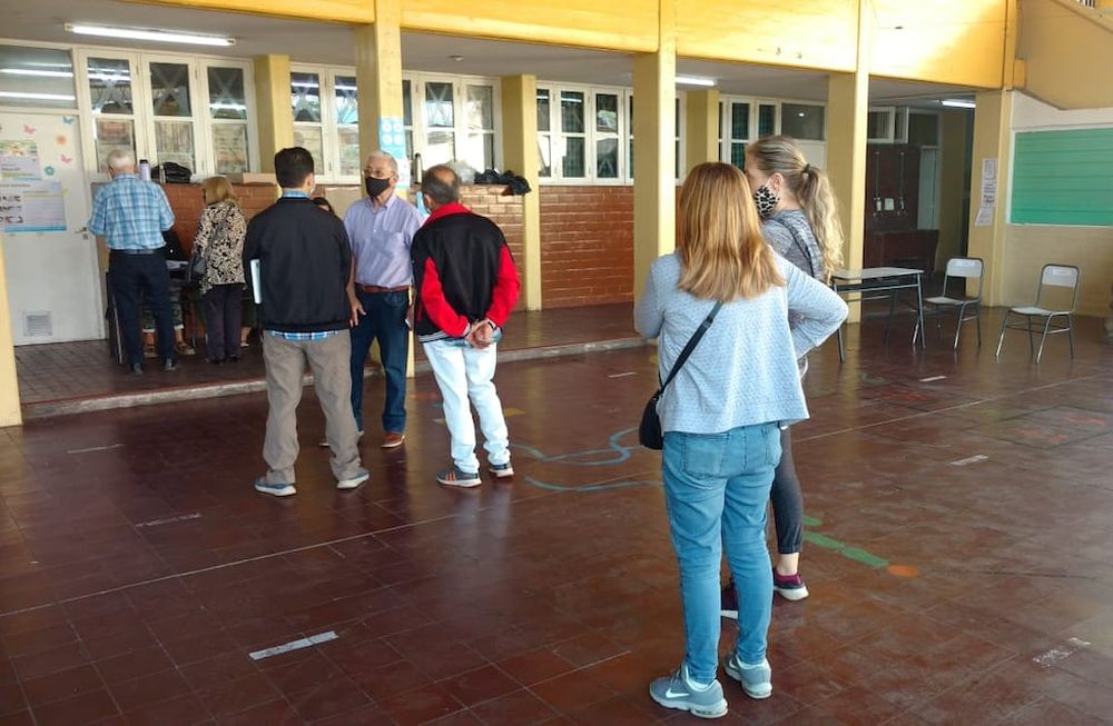 Ciudadanos mendocinos cumplen protocolo de Covid-19 en el desarrollo de los comicios en las instituciones educativas. Foto: José Gutierrez / Los Andes