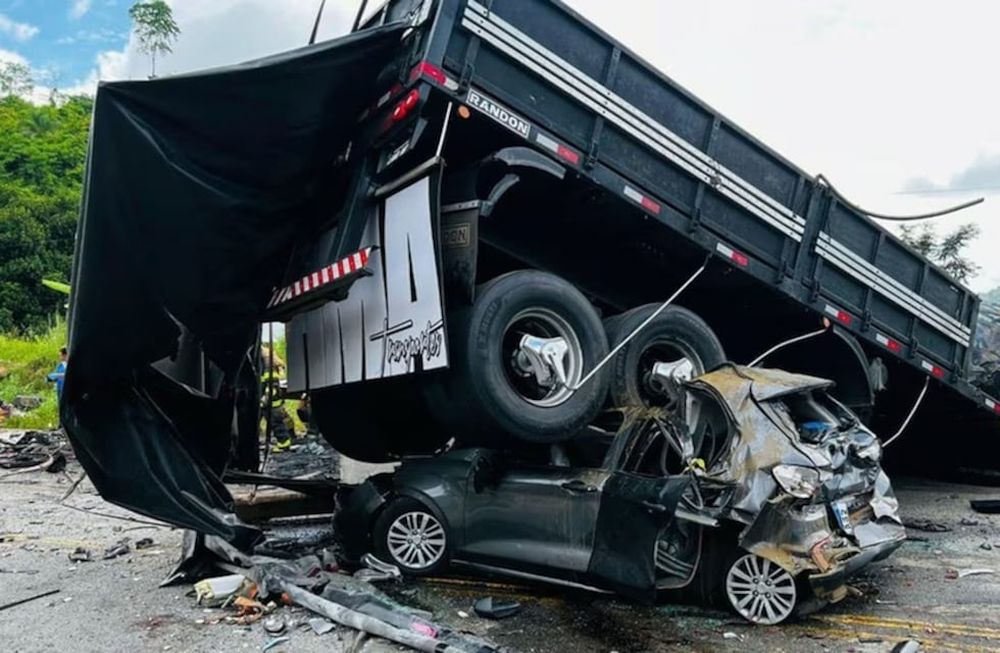 Al menos 38 muertos tras un accidente múltiple en Brasil.