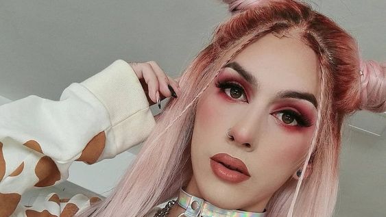 Dyhzy y una jugada producción de fotos en ropa interior sobre su cama