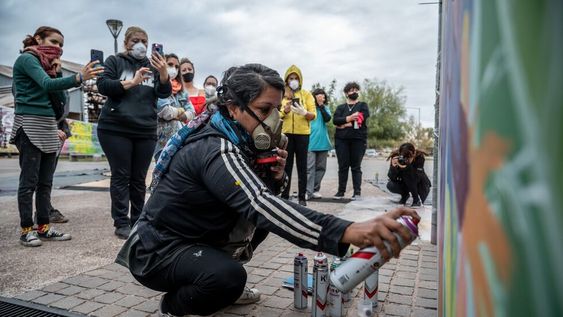 Exitoso “Primer Encuentro de Mujeres y Diversidades Muralistas” en la Nave Cultural