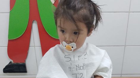 La niña, en una de sus consultas en el hospital Notti.