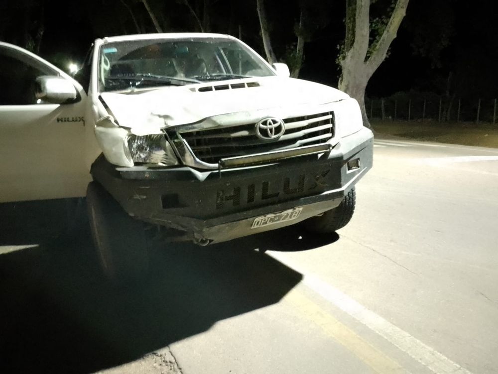 Así quedó la camioneta que chocó al ciclista. Gentileza Ministerio de Seguridad. 