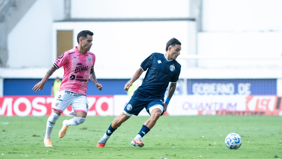 Cuando apareció el goleador, Alex Arce, el campeón mostró su jerarquía y una clara superioridad.