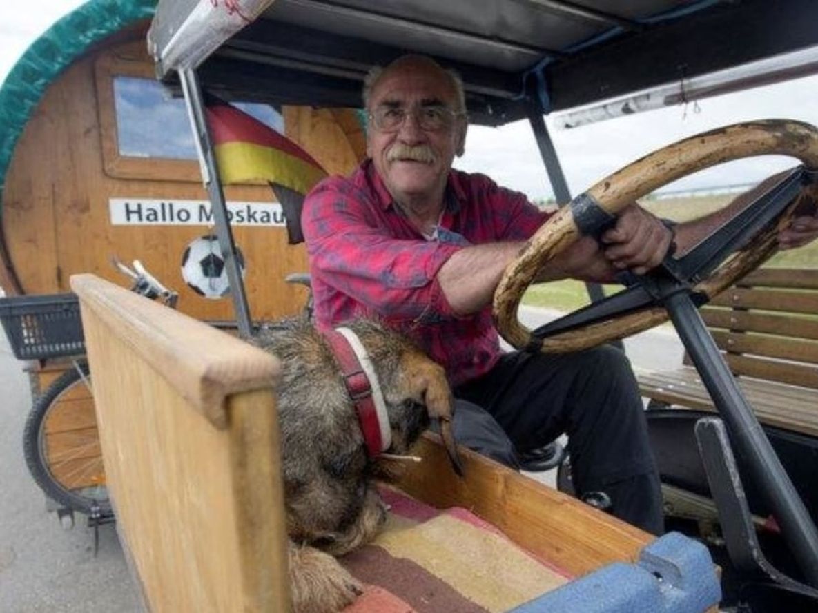 Hincha alemán llegó en un tractor al Mundial después de 30 días de viaje