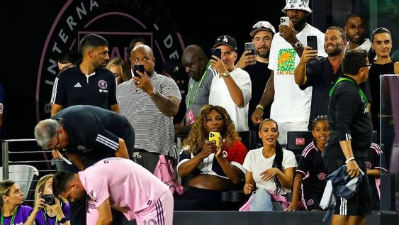 Lebron James y Serena Williams, los mejores en su deporte, grabando la entrada de Messi al campo de juego durante el segundo tiempo. Foto: Twitter.