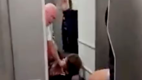 Brasil: una pasajera intentó entrar a la cabina del piloto, agredió a la tripulación y fue inmovilizada.