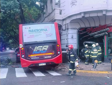 Violento accidente en Constitución: un patrullero incrustado en una pizzería.