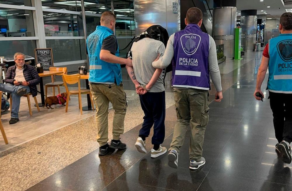 Tras ser detenidos por la Policía de la Ciudad el pasado 8 de octubre en Monserrat, por circular a bordo de un automóvil robado, los dos hombres de nacionalidad chilena fueron deportados esta mañana. FOTO: POLICIA DE LA CIUDAD/NA