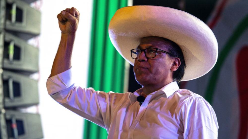  El candidato a la Presidencia de Perú, Roberto Sánchez, reacciona durante el cierre de campaña este jueves, en Lima (Perú). Sánchez prometió restablecer el equilibrio de poderes en el país y un referéndum para construir 
