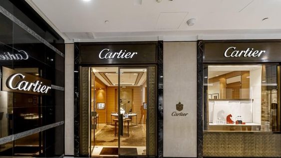 La lujosa marca de accesorios francesa intentó compensar el error con una botella de champagne y con un portapasaportes de Cartier. Foto: Captura redes sociales.