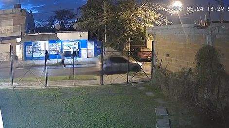 El momento en el que el colectivero le dispara al motochorro. Gentileza: Captura de video.