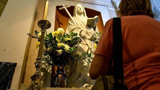 Fieles en la basílica de Nuestra Señora de la Piedad, en el barrio porteño de San Nicolás, donde descansan los restos de María Antonia de Paz y Figueroa. Foto: Eliana Obregón / Télam.