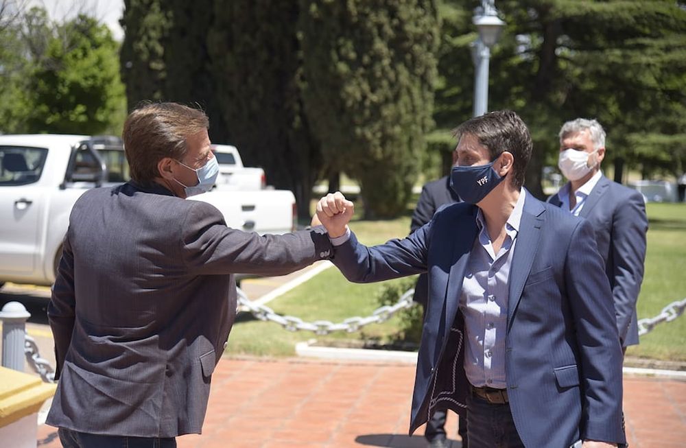 El gobernador Rodolfo Suárez y el CEO de YPF, Sergio Affronti, recorrieron las instalaciones de la destilería.