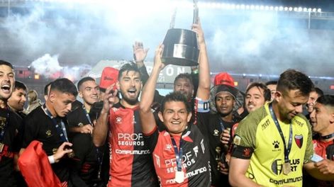 El Pulga Rodríguez levantando la copa de campeón