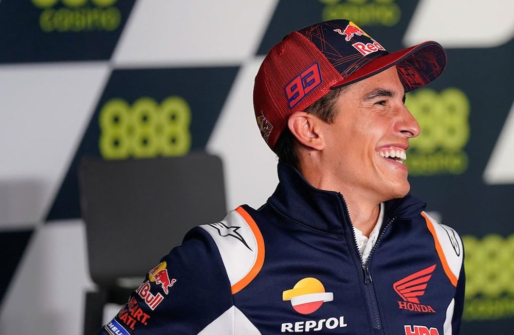 A pura sonrisa. Así volvió Marc Márquez al MotoGP después de nueve meses de ausencia. (@marcmarquez93)