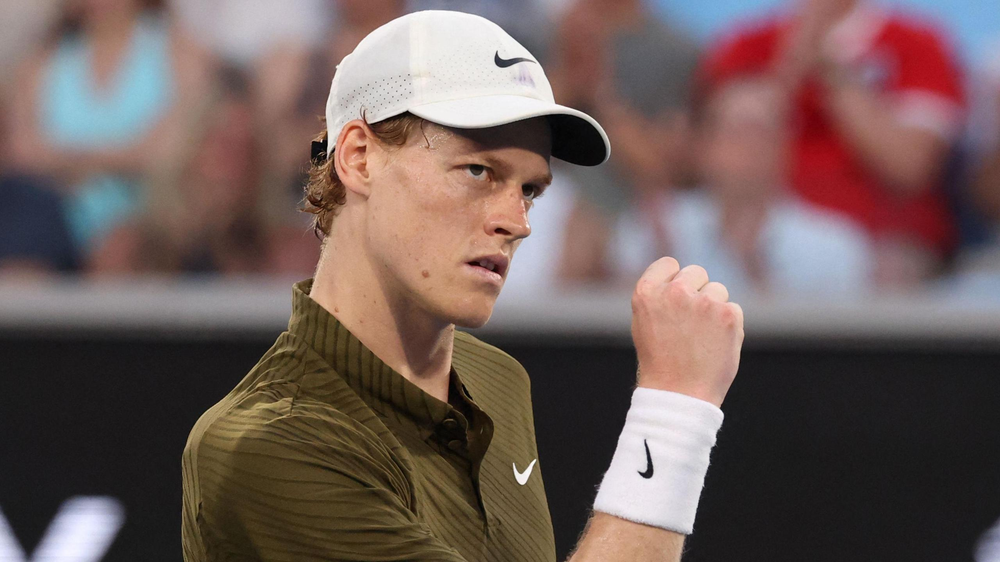 Jannik Sinner se prepara para una semifinal de alto vuelo en el Abierto de Australia.