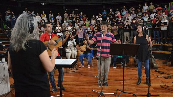 La tradicional ceremonia que abre los actos oficiales de la Vendimia es una experiencia artística con características propias, generada por una amalgama de temas que son el sentimiento puro de la humanidad.