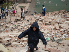 Un niño camina entre los escombros de edificios afectados por los terremotos en La Guaira (Venezuela).&nbsp;