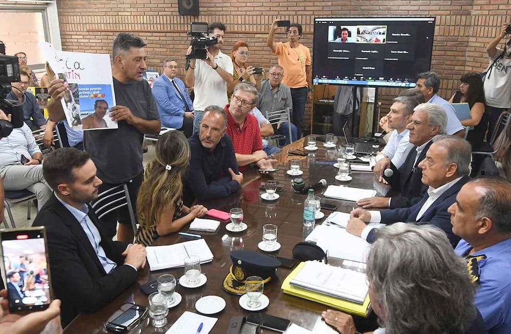 El Ministro de  Seguridad de la provincia de Mendoza Raúl Levrino junto a  Marcelo Calipo Director General de la Policía de Mendoza en una reunión en la sala de comisiones de Diputados de MendozaFamiliares de Martín Salzmann  interrumpen al Ministro Levrino, pidiendo justiciaFoto José Gutierrez / Los Andes