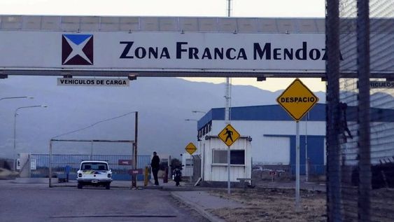 Las Zonas Francas, “son espacios en los cuales la mercadería no es sometida al control habitual del servicio aduanero