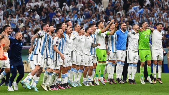 La selección celebra el pase a la final del Mundial de Qatar después de derrotar a Croacia en el estadio Lusail. Foto: EFE/EPA/Georgi Licovski